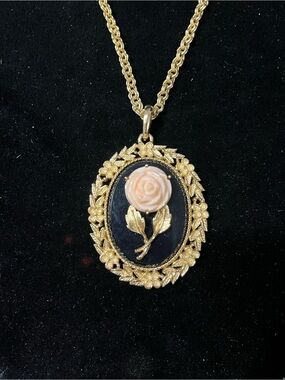 Vintage Avon 1973 Serena Rose Cameo Mirror Pendant Necklace 1809